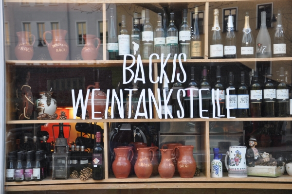 Drei vor der Tankstelle