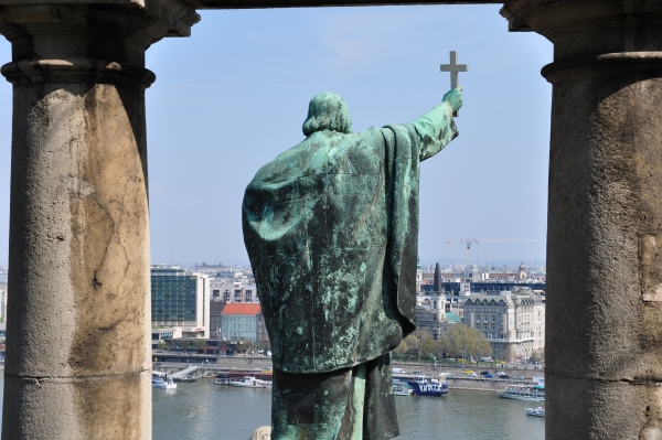 Gellértdenkmal von hinten (bei Sonne)