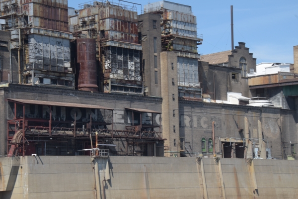 entlang alter Industriegebäude