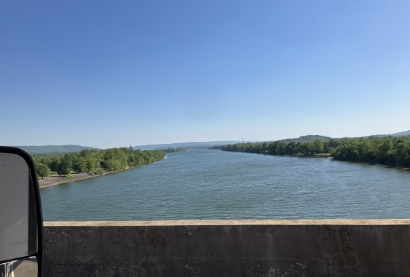 und genießt dabei dennoch den Ausblick