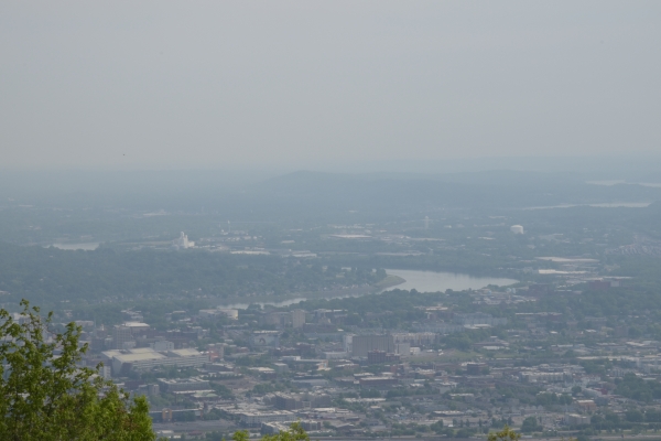 mit diesigem Ausblick auf die Stadt