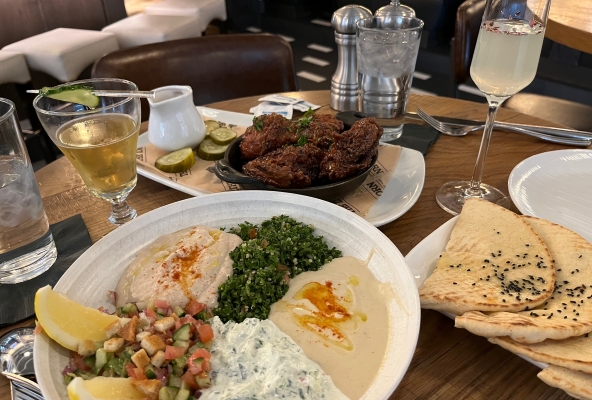 Mezze, Huhn und Cocktail