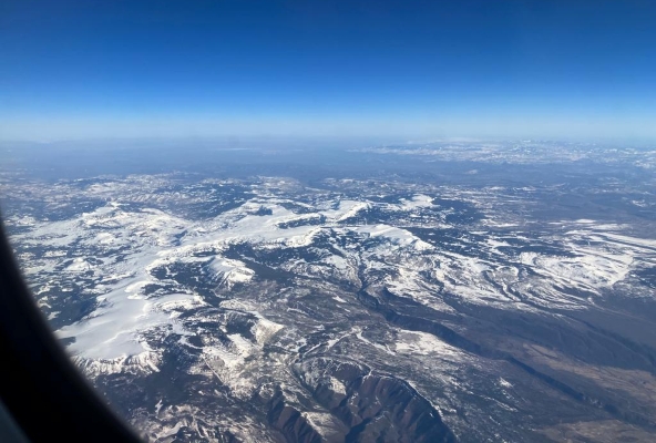 und Blick auf verschneite Berge