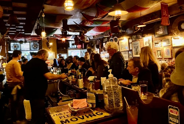 Gut gefülltes Adler Café