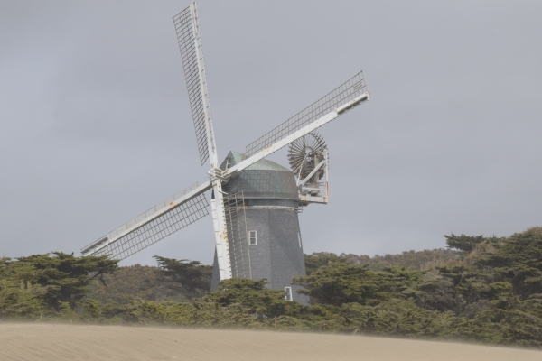 Gleich hinter Windmühlen