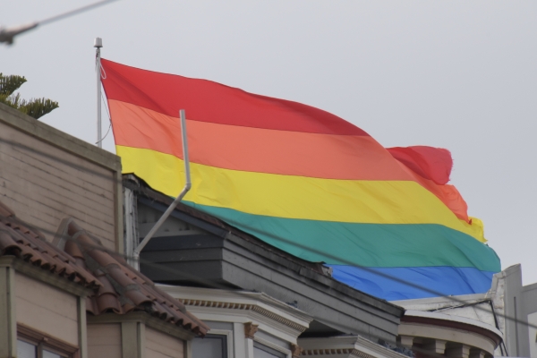 Regenbogen weht über Dächern