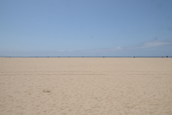 liegt das Wasser hinter dem Strand