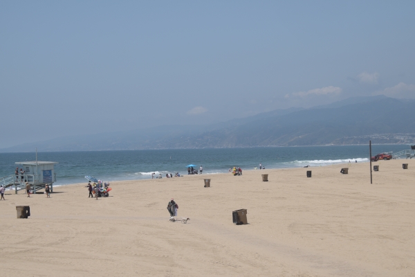 locken erste Menschen an den Strand