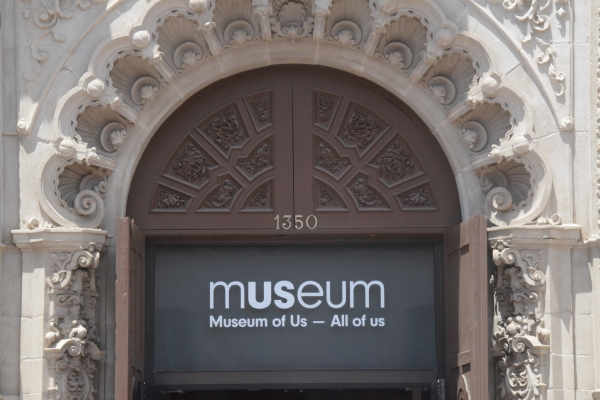 vor dem Museum für alle