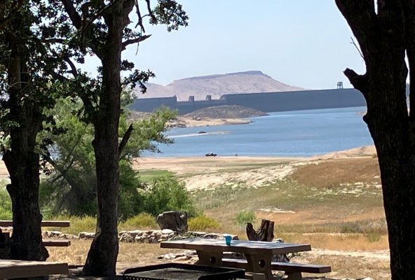 Mit Blick auf den Staudamm