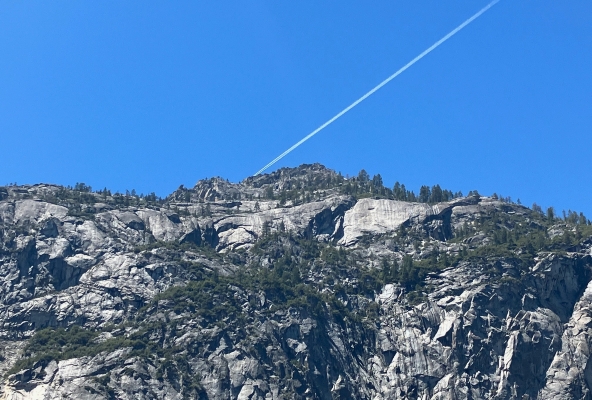 Geteilter Himmel über dem Felsen