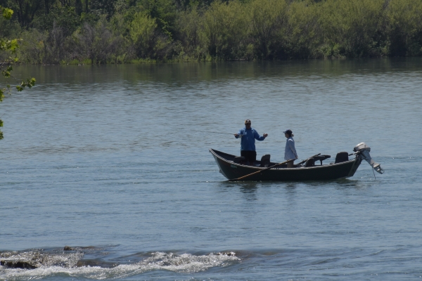 Am Fluss wird geangelt