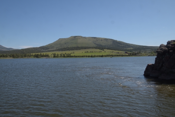 Idyllischer Stausee auf dem Plateau