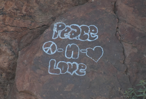 und die Inschrift im Stein
