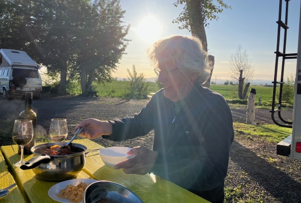 Abendessen vor strahlender Sonne