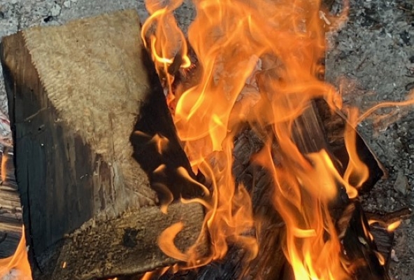 daneben loderndes Feuer