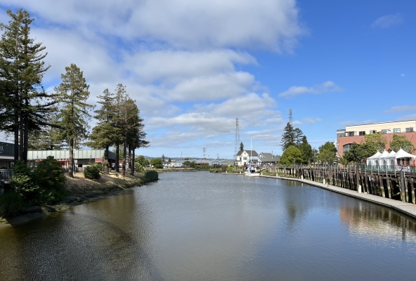 direkt am gleichnamigen Fluss