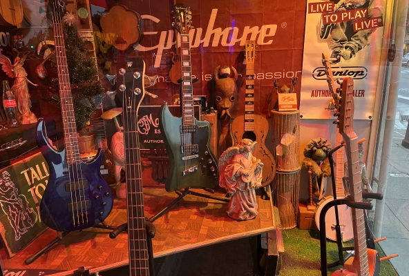 Beim Gitarrenladen